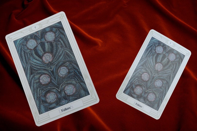 Le Sept des Disques - Comparaison du Tarot Thoth standard et du grand Tarot Thoth