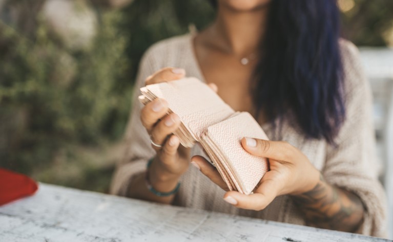 Se lire la Tarot à soi-même est une technique de développement personnel très puissante