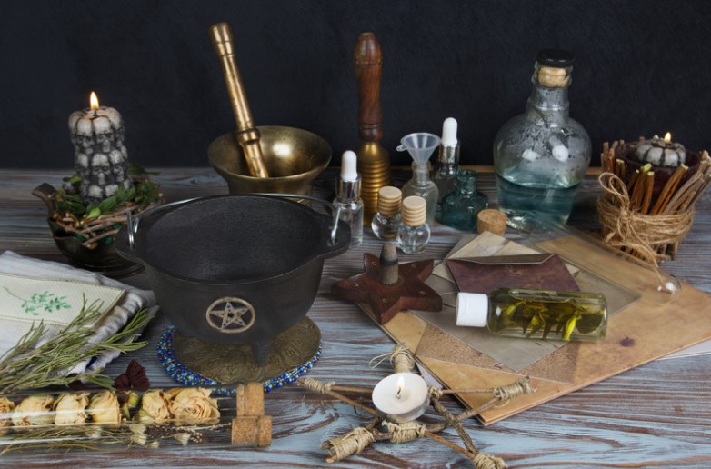 outils-magicien Les outils du magicien peut comprendre encens, herbes, potions, bougies, baguettes, etc.