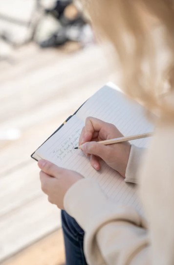 journal-conscience-de-soi La rédaction d'un journal offre un espace d'expression et de réflexion qui nous permet de découvrir des schémas et des croyances cachés